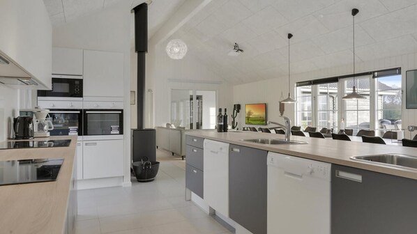 Fridge, oven, stovetop, coffee/tea maker