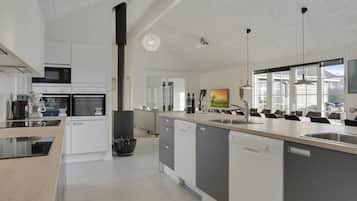Geladeira, micro-ondas, fogão, cooktop