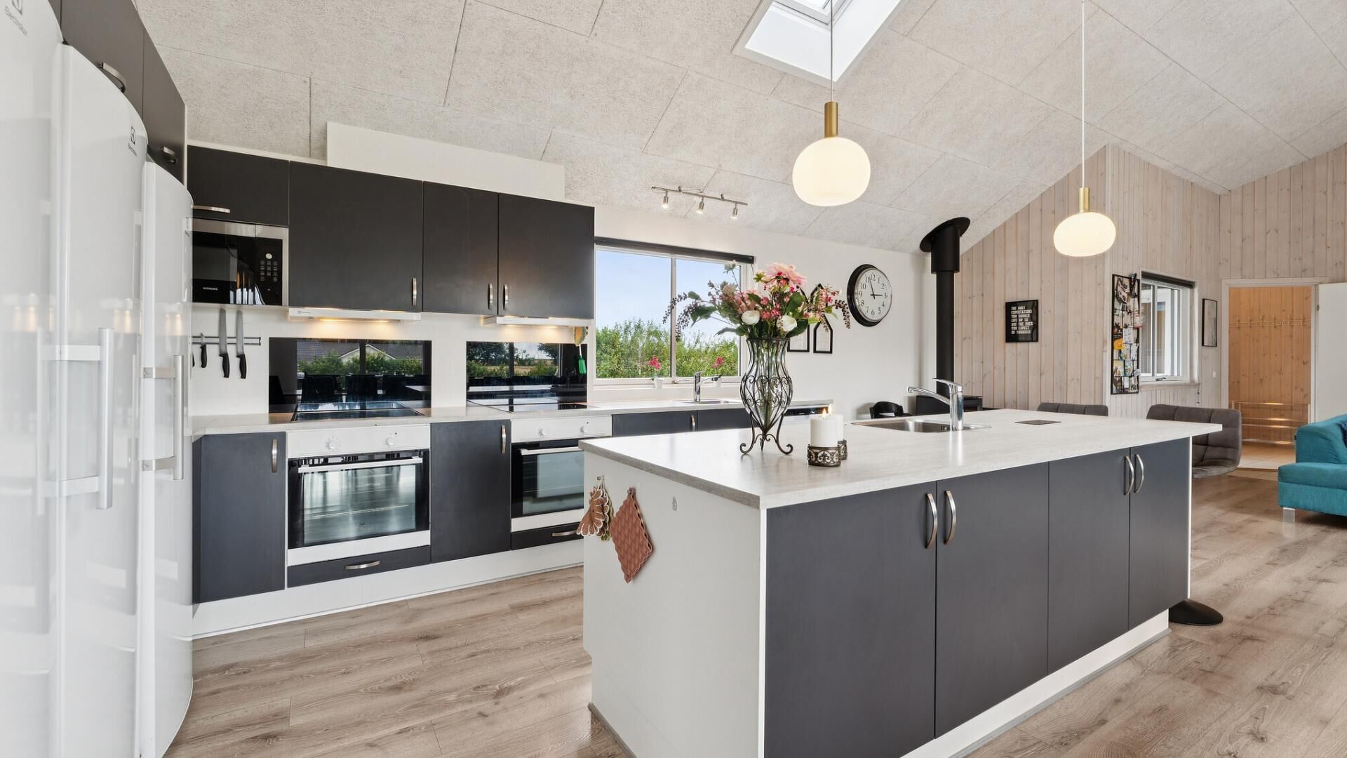 Fridge, oven, stovetop, coffee/tea maker