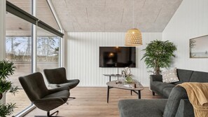 Cheminée, baby-foot, table de tennis de table