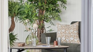 A table with a vase, glasses, and a notebook. - VillaVilla 648 - Hasmark Strand, Fyn og øer (Otterup)