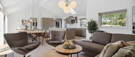 Peis, fotballspill og bordtennis