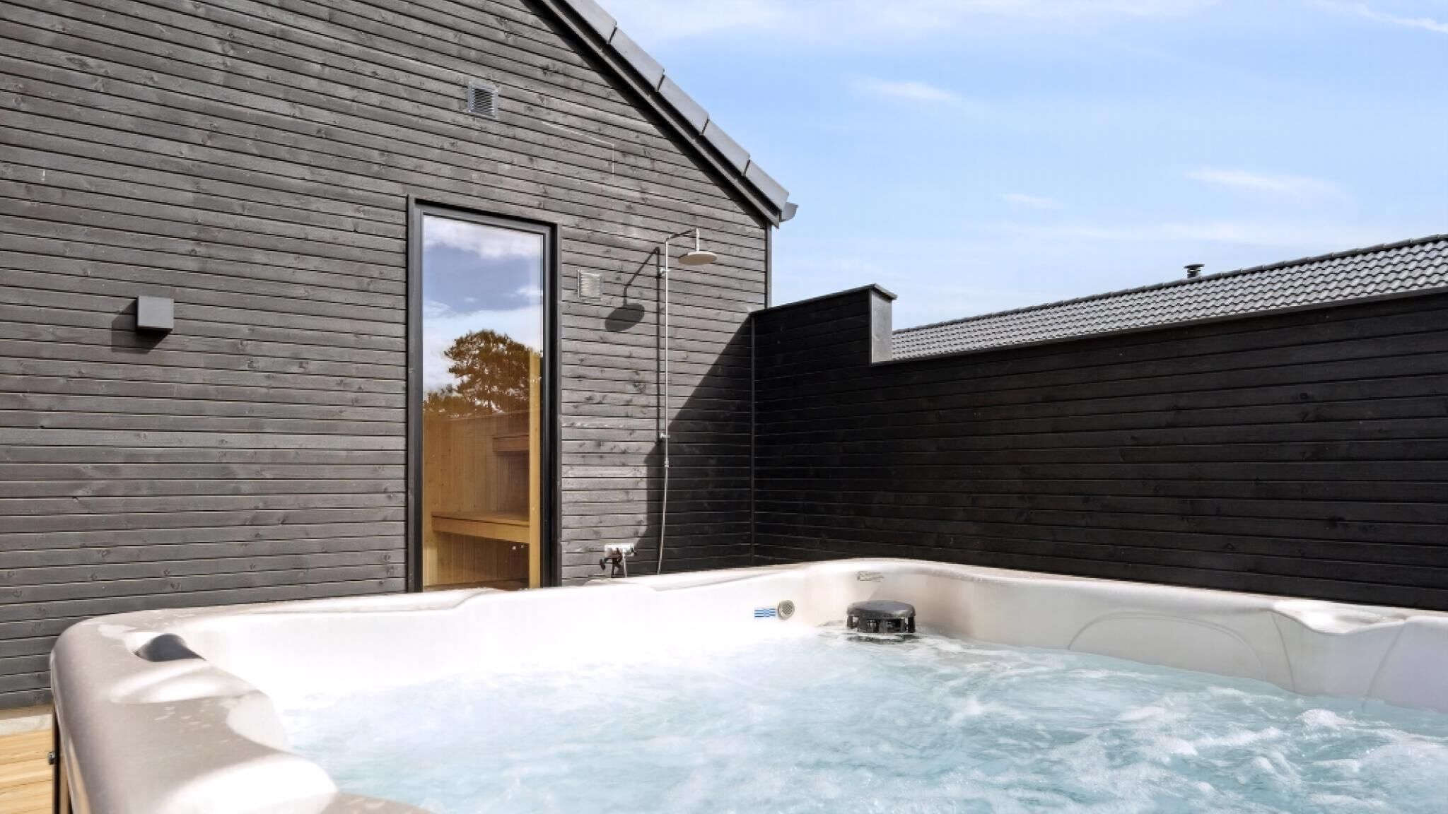 Bañera de hidromasaje al aire libre