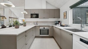 Jääkaappi, uuni, liesi, kahvin-/teenkeitin