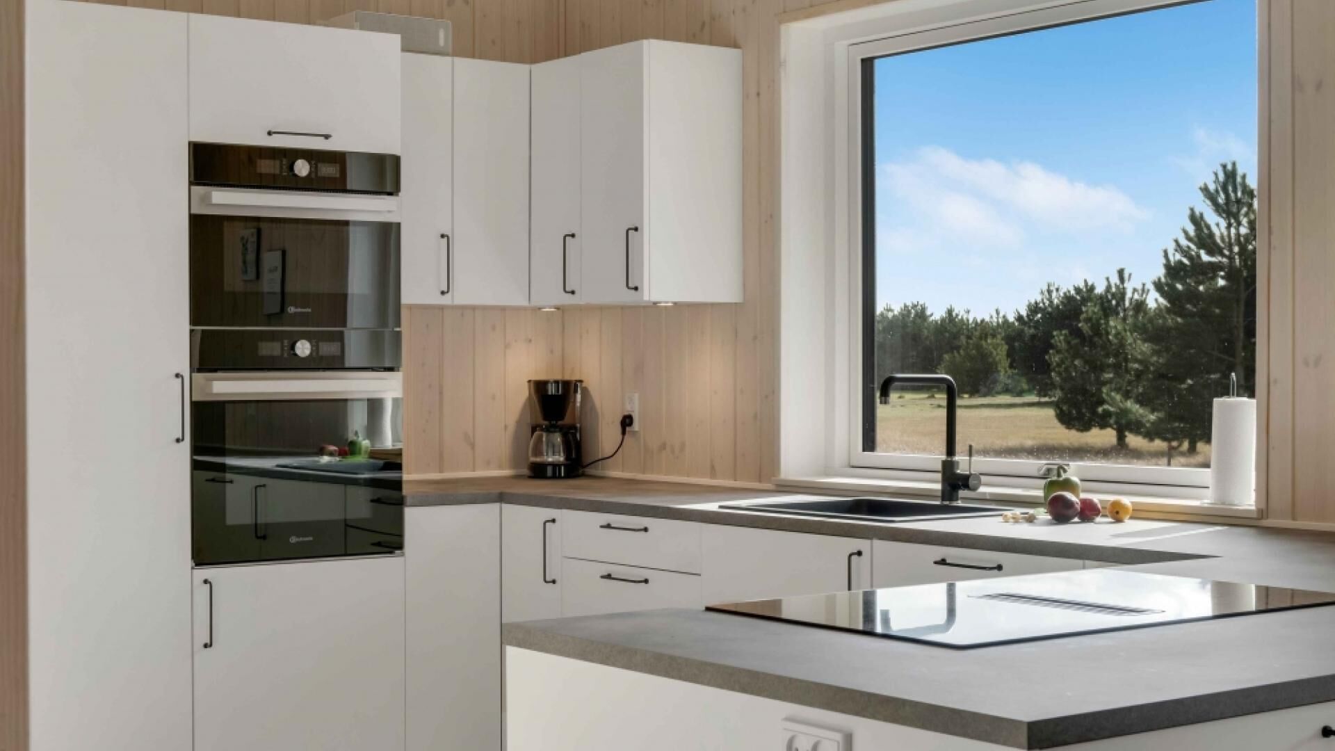 Kühlschrank, Ofen, Herdplatte, Wasserkocher mit Kaffee-/Teezubehör