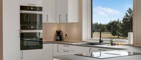 Refrigerador, horno, placa de cocina, cafetera/tetera