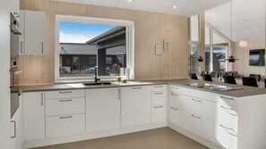 Kühlschrank, Ofen, Herdplatte, Wasserkocher mit Kaffee-/Teezubehör