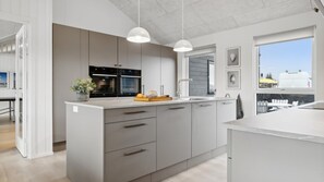 Kühlschrank, Ofen, Herdplatte, Wasserkocher mit Kaffee-/Teezubehör