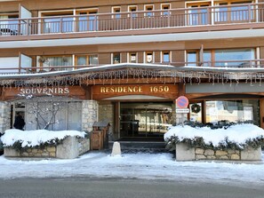 A hotel entrance with a sign reading "RESIDENCE 1650" and a "NO PARKING" sign.