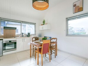 Coffee/tea maker, toaster