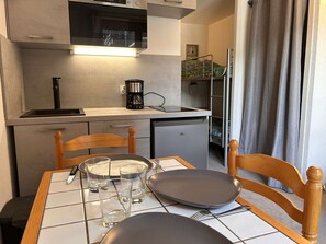 Réfrigérateur, four à micro-ondes, surface de cuisson, cafetière-théière