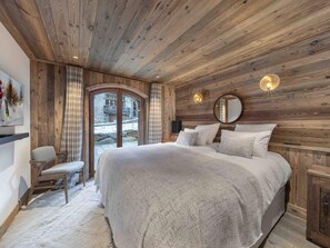 5 bedrooms, free WiFi, bed sheets