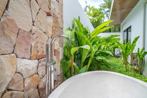 Villa, vue sur la piscine | Salle de bain