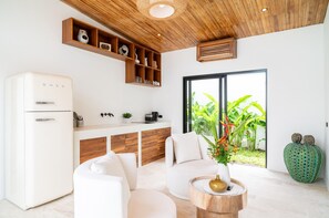 Villa, vue sur la piscine | Cuisine privée | Grille-pain