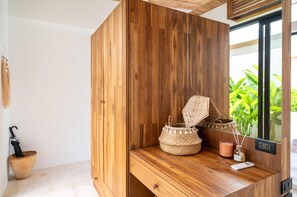 Caja de seguridad en la habitación y tabla de planchar con plancha 