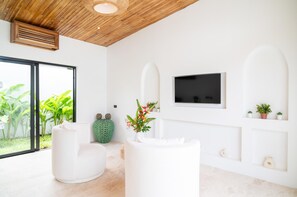 Villa, vue sur la piscine | Aire de séjour | Téléviseur à écran plat