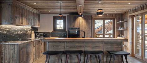 Een koelkast, een microgolfoven, een vaatwasser