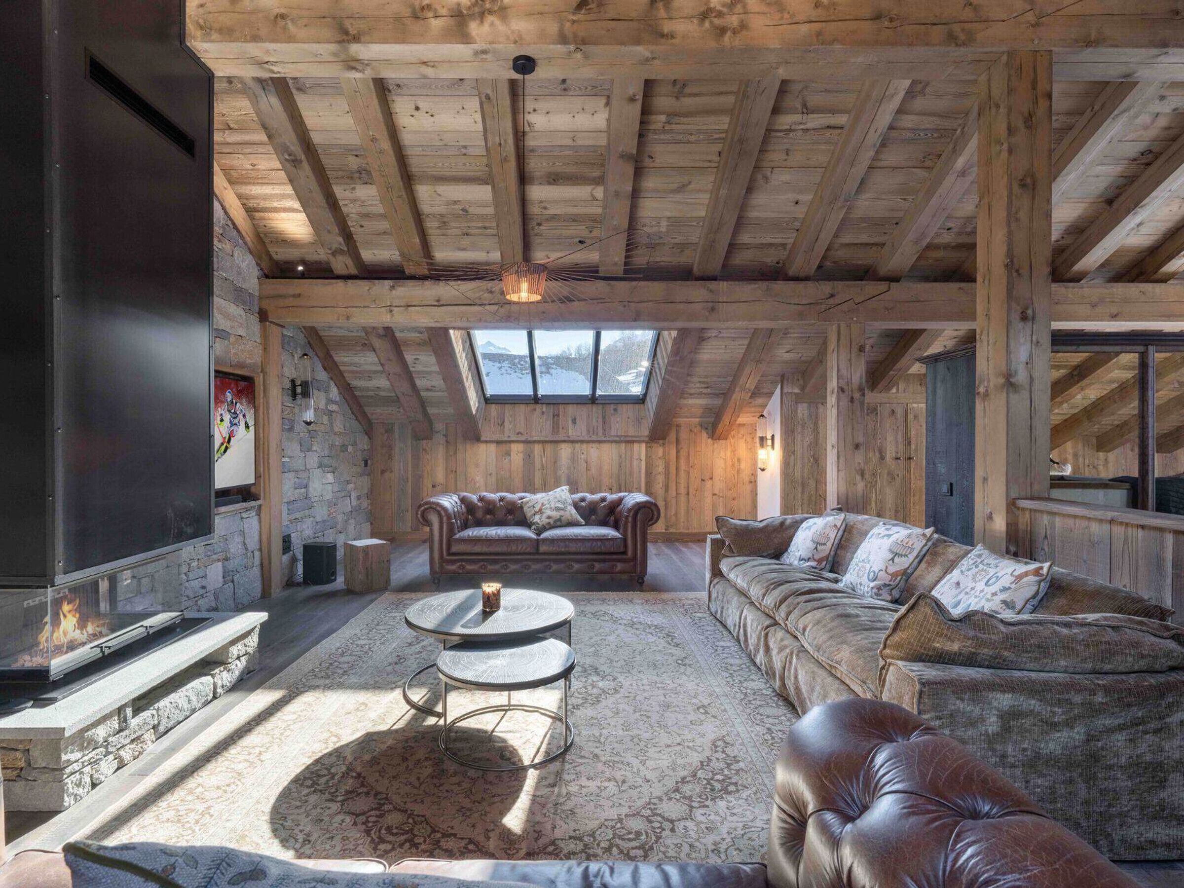 Televisión y chimenea 