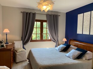 1 bedroom, bed sheets - Guest rooms with pool and parking near Sologne (Tavers)
