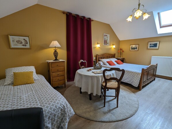 1 bedroom, bed sheets