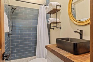 Dusche, Haartrockner, Handtücher