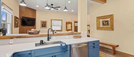 Kylskåp, mikrovågsugn, ugn och spishäll