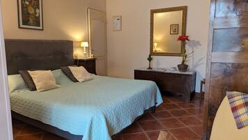 1 bedroom, bed sheets