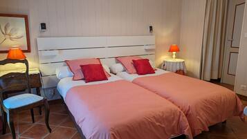 1 bedroom, bed sheets