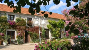 Exterior - Charming Guest Rooms with Pool and Wi-Fi in the Loire Valley (Tavers)