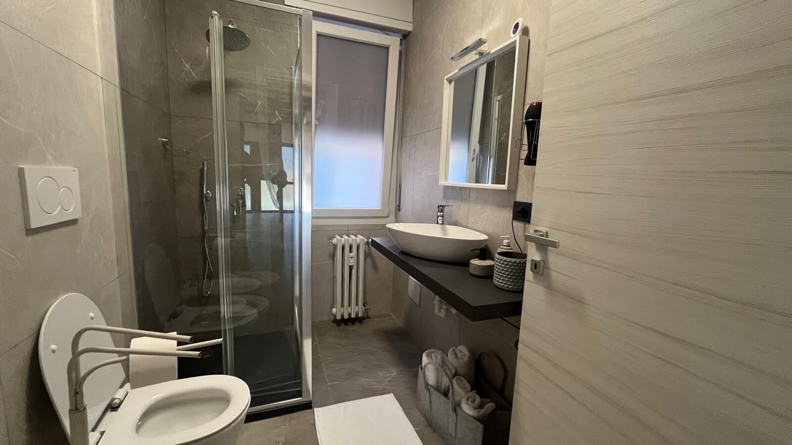 Douche, sèche-cheveux, bidet, serviettes fournies