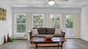 Smart-TV, Tischfußball, Bücher, Musikbibliothek