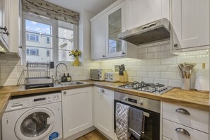 Fridge, microwave, oven, stovetop - Comfortable 2-Bed in Zone 2 (Greater London)