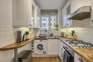 Fridge, microwave, oven, stovetop - Comfortable 2-Bed in Zone 2 (Greater London)