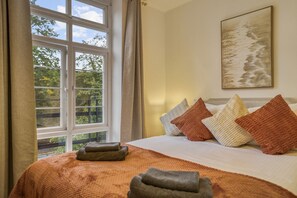 2 bedrooms, desk, iron/ironing board, travel crib - Comfortable 2-Bed in Zone 2 (Greater London)