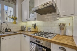 Fridge, microwave, oven, stovetop - Comfortable 2-Bed in Zone 2 (Greater London)