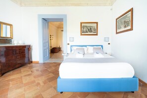 2 bedrooms, iron/ironing board, travel cot, free WiFi - Elegant and cozy house inside historic villa with charm and history (Piano di Sorrento)