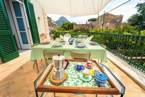 Outdoor dining - Elegant and cozy house inside historic villa with charm and history (Piano di Sorrento)