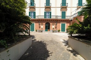Exterior - Elegant and cozy house inside historic villa with charm and history (Piano di Sorrento)