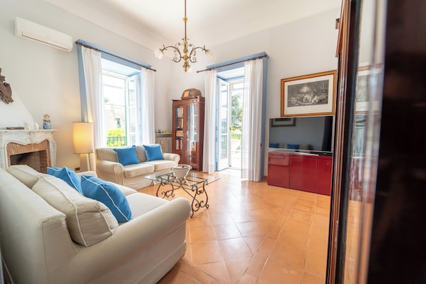 TV - Elegant and cozy house inside historic villa with charm and history (Piano di Sorrento)