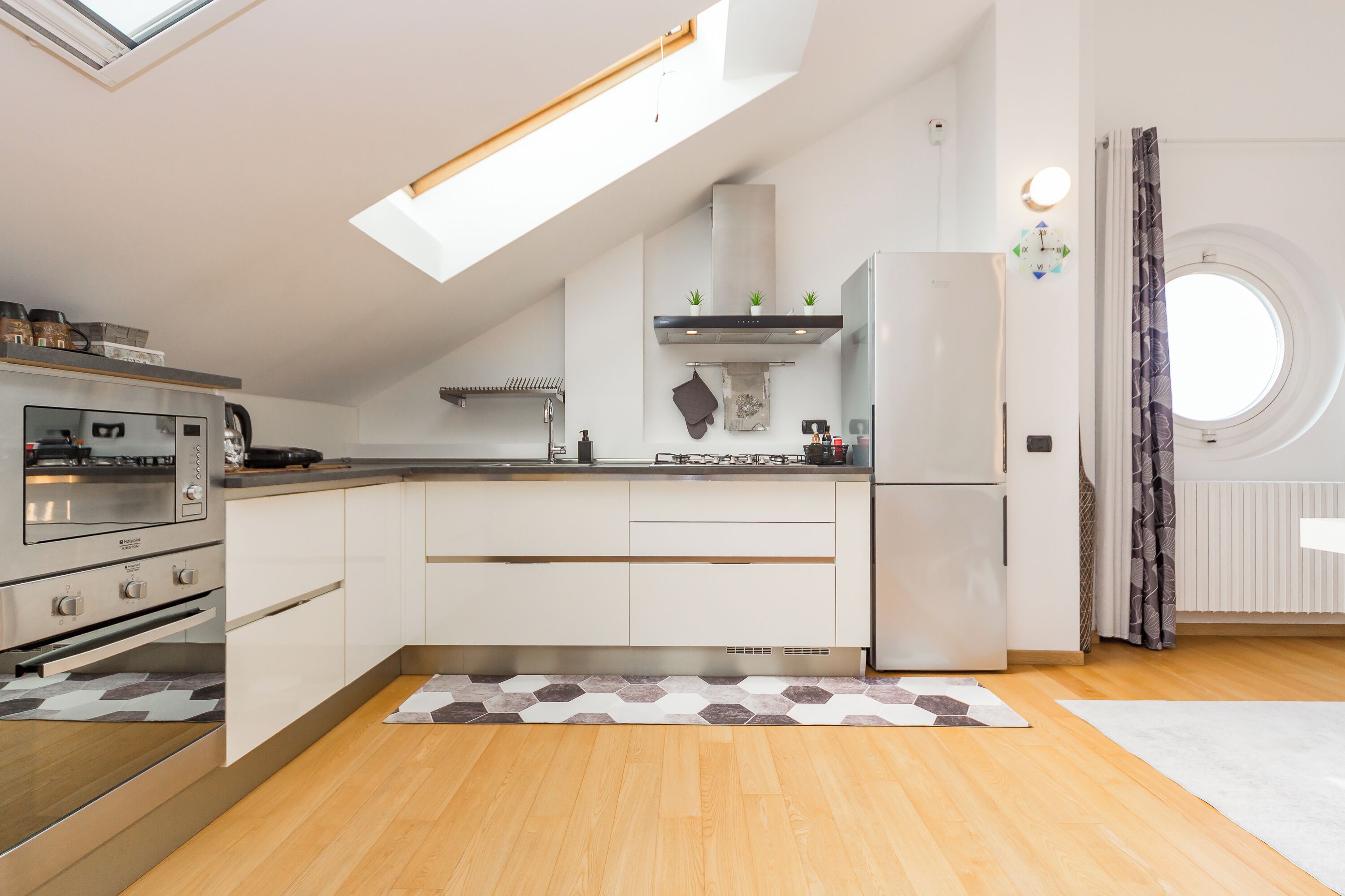 Réfrigérateur, micro-ondes, four, plaque de cuisson