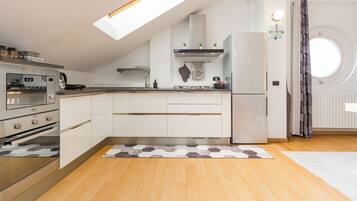 Frigorifero, microonde, forno, piano cottura