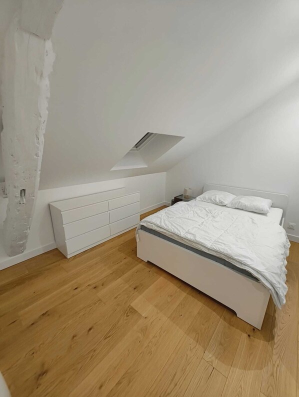 6 bedrooms, desk, free WiFi, bed sheets