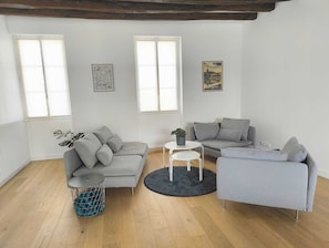 Smart-tv, bordsfotboll, ett bordtennisbord och böcker