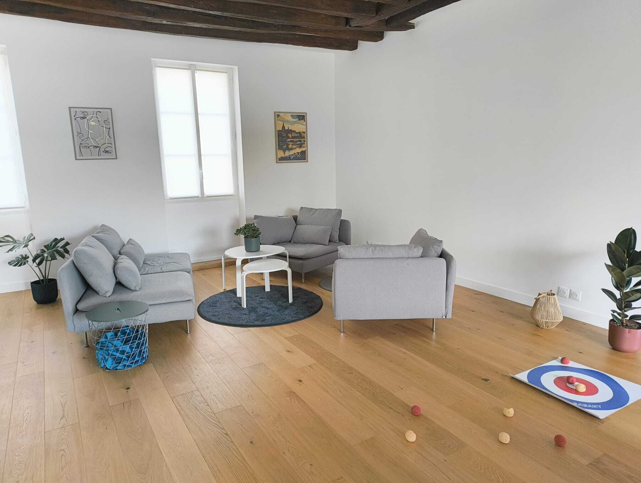 Una Smart TV, un futbolín, una mesa de tenis de mesa, libros