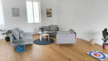 Una Smart TV, un futbolín, una mesa de tenis de mesa, libros