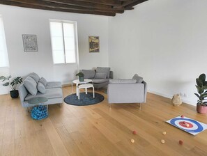 Smart TV, futbolito, tenis de mesa y libros 