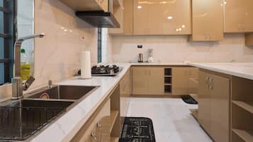 Duplex, Balcony, City View | Private kitchen | Microwave, cookware/dishes/utensils