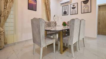 Dupleks, balkon, pemandangan kota | Ruang makan