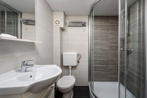 Douche, sèche-cheveux, bidet, serviettes fournies