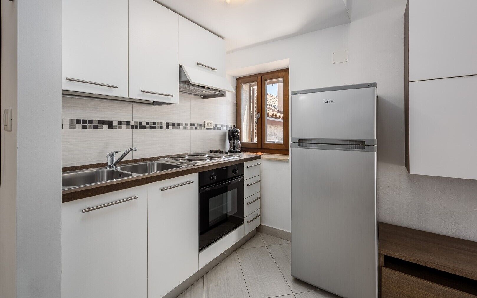 Kühlschrank, Ofen, Herdplatte, Wasserkocher mit Kaffee-/Teezubehör